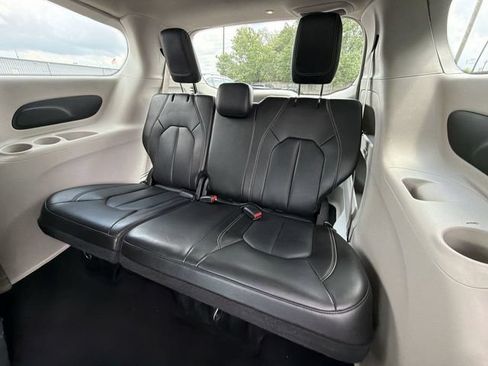 Used 2023 Chrysler Pacifica Touring-L FWD image 27