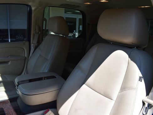 Used 2011 Cadillac Escalade Premium AWD/4WD image 12