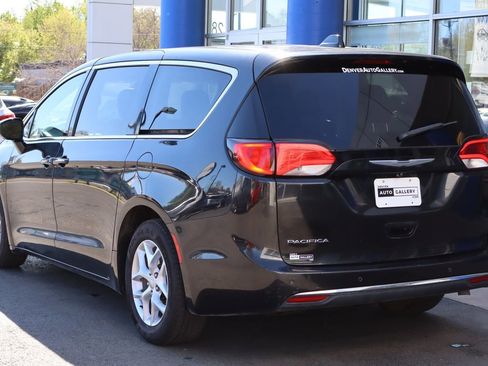 Used 2018 Chrysler Pacifica Touring Plus w/ Tire & Wheel Group FWD image 3