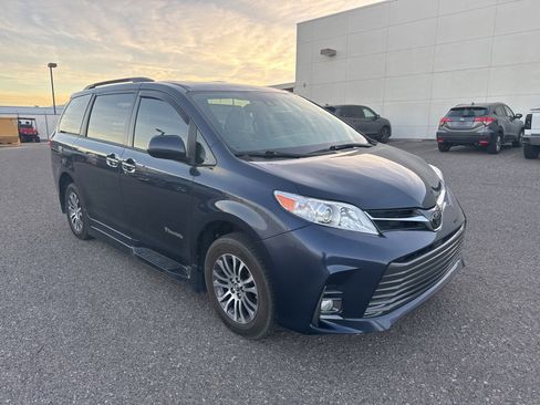 Used 2020 Toyota Sienna XLE w/ XLE Navigation Package image 3