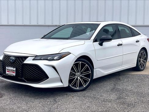 Used 2022 Toyota Avalon XSE image 2