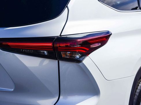 Used 2024 Toyota Highlander Limited image 8