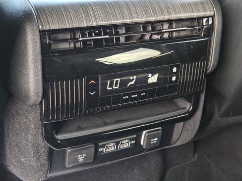 Used 2024 Jeep Wagoneer L Series II RWD image 32