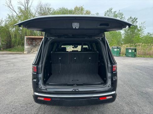 Certified 2024 Jeep Wagoneer Series II w/ Flexible Seating Group AWD/4WD image 18