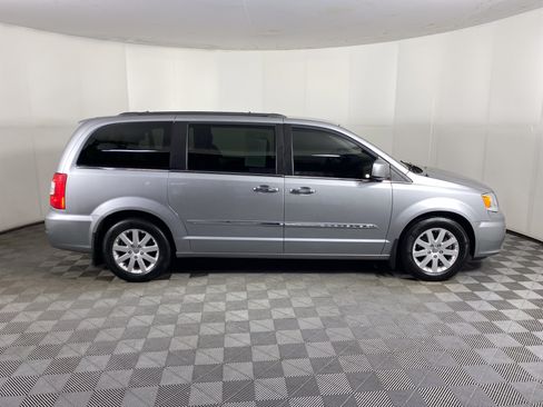 Used 2015 Chrysler Town & Country Touring w/ Driver Convenience Group FWD image 5