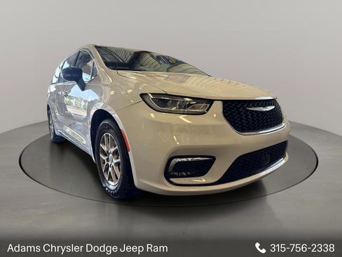 Used 2024 Chrysler Pacifica Touring-L FWD image 1