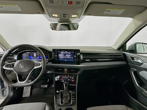 Used 2025 Volkswagen Jetta SE w/ Sunroof Package FWD image 4