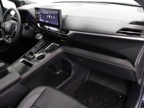 Certified 2025 Toyota Sienna XLE Woodland Edition AWD/4WD image 38