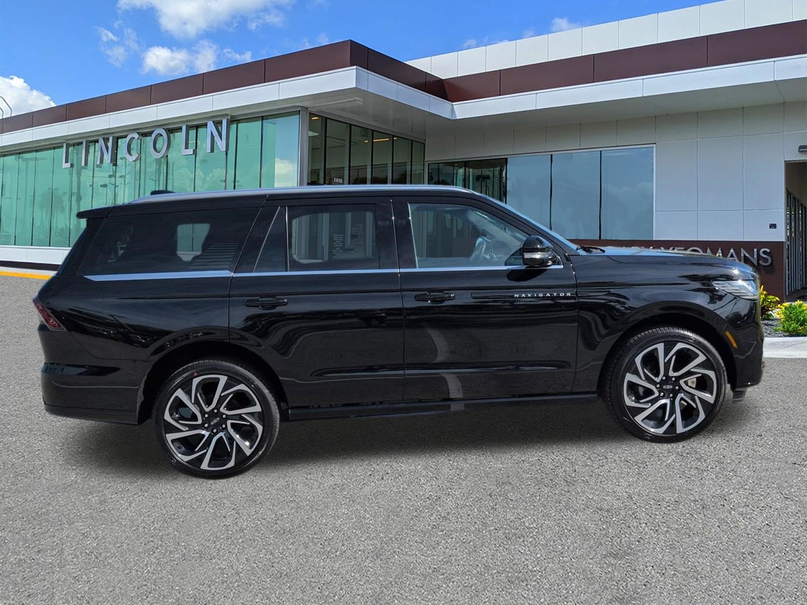 New 2026 Lincoln Navigator Black Label AWD/4WD image 3