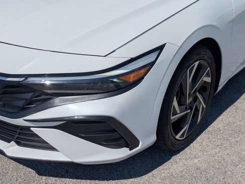 Used 2025 Hyundai Elantra SEL FWD image 9