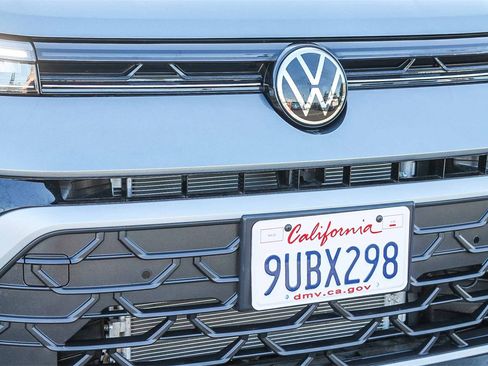 Used 2025 Volkswagen Taos SE image 5