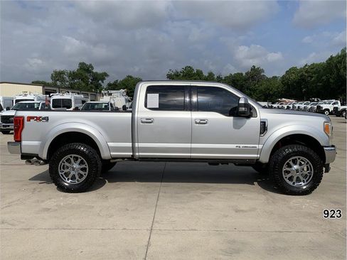 Used 2017 Ford F250 Lariat w/ Lariat Ultimate Package AWD/4WD image 5