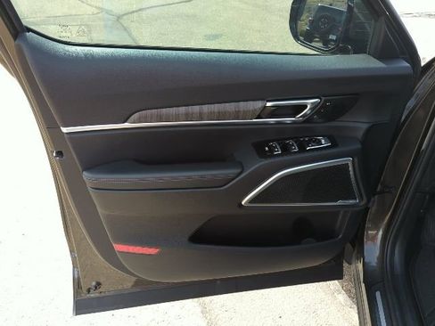 Used 2024 Kia Telluride SX Prestige w/ Towing Package image 17