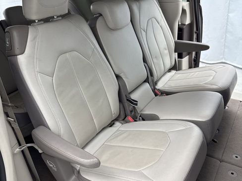 Used 2017 Chrysler Pacifica Touring-L image 29