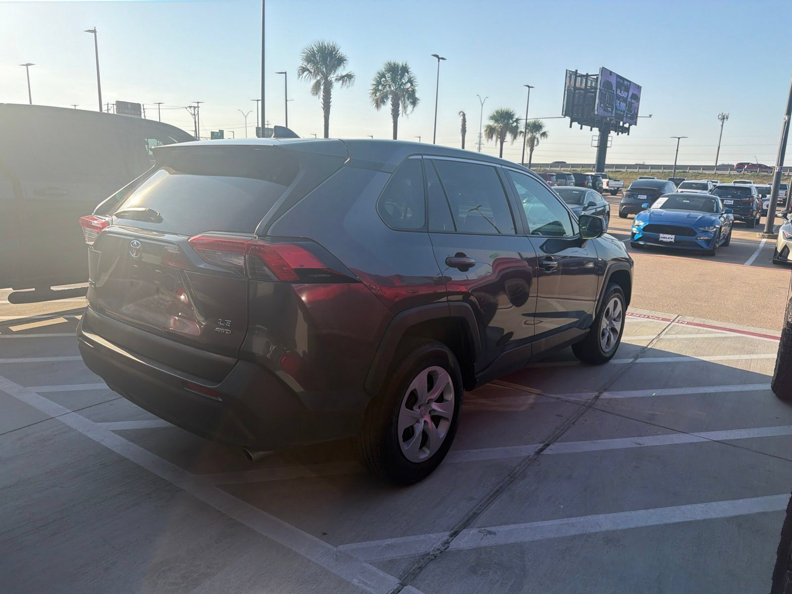 Used 2025 Toyota RAV4 LE AWD/4WD image 4