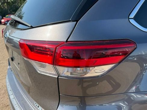 Used 2019 Toyota Highlander XLE AWD/4WD image 13