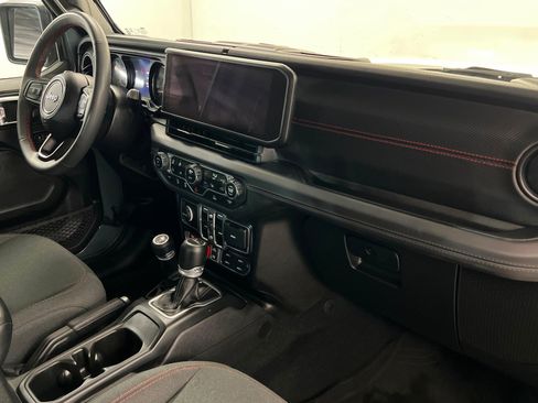 Used 2024 Jeep Gladiator Rubicon w/ Convenience Group AWD/4WD image 23