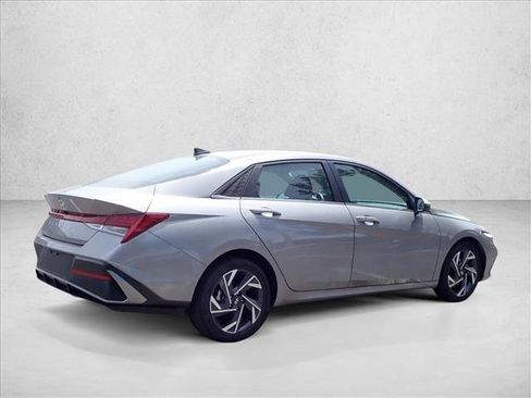 Used 2025 Hyundai Elantra SEL FWD image 3