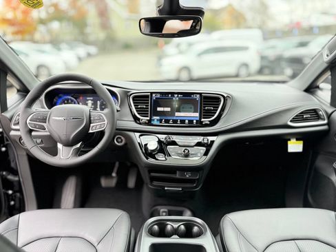 New 2026 Chrysler Pacifica Select AWD/4WD image 9