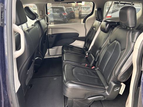 Used 2017 Chrysler Pacifica Touring-L image 14