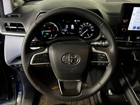 Certified 2025 Toyota Sienna XLE AWD/4WD image 9