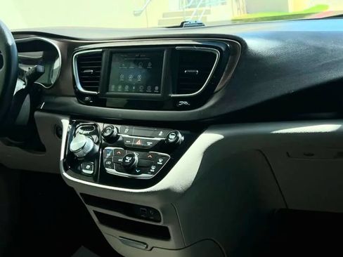 Used 2020 Chrysler Voyager L FWD image 24