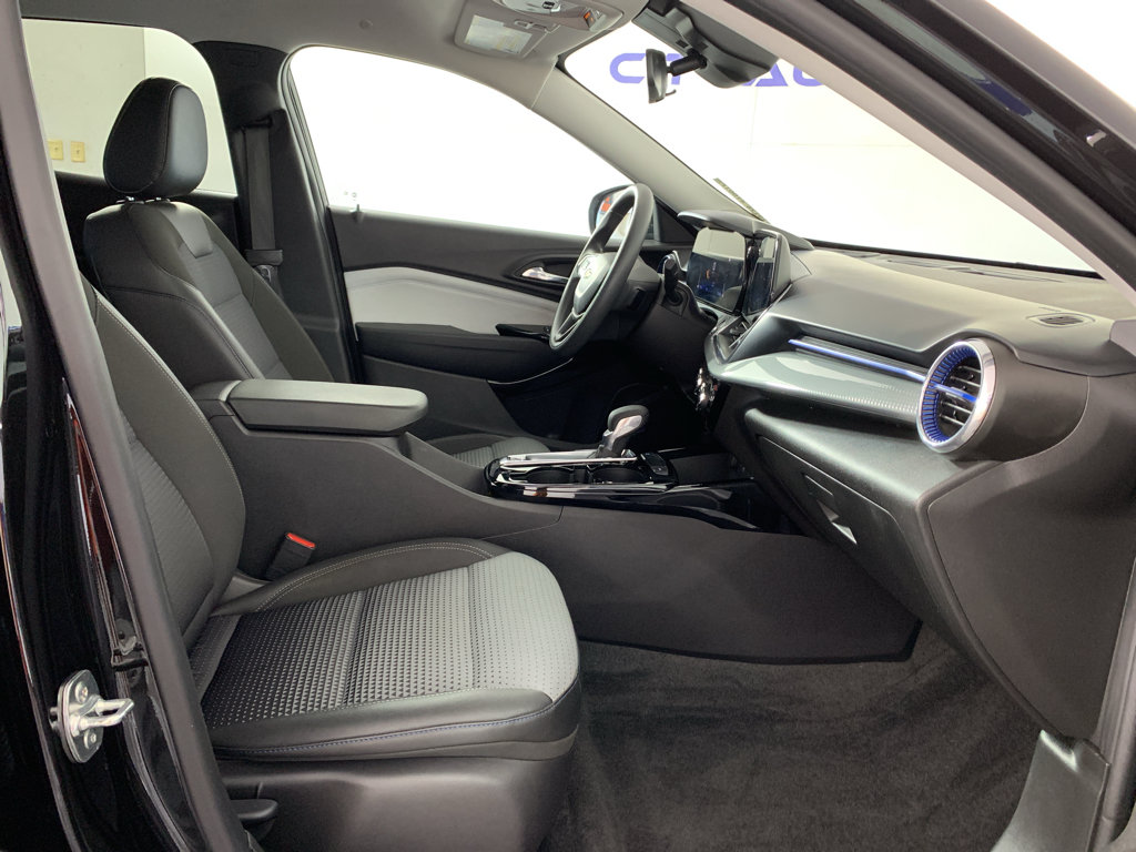 Used 2025 Chevrolet Trax LT FWD image 40