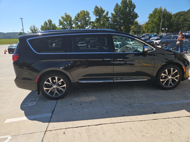 Used 2017 Chrysler Pacifica Limited FWD image 18
