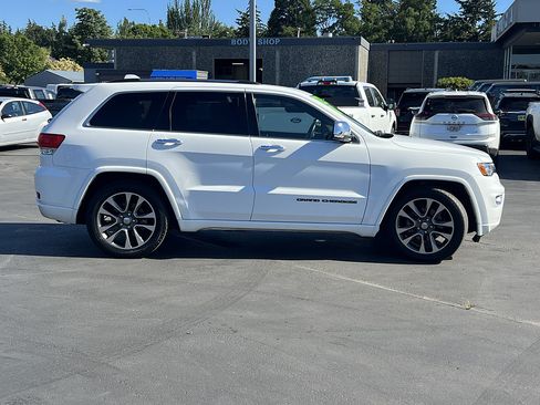 Used 2018 Jeep Grand Cherokee Overland AWD/4WD image 5
