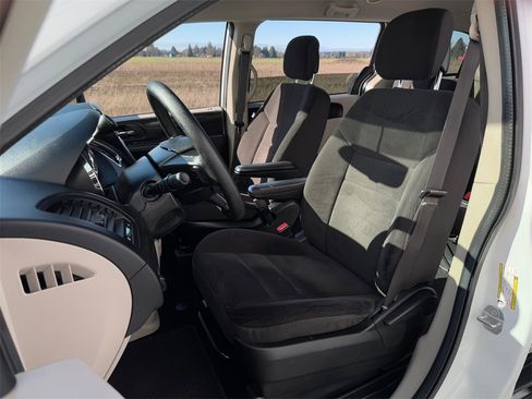 Used 2018 Dodge Grand Caravan SE w/ UConnect Hands-Free Group image 9