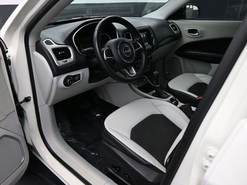 Used 2019 Jeep Compass Latitude w/ Popular Equipment Group FWD image 2