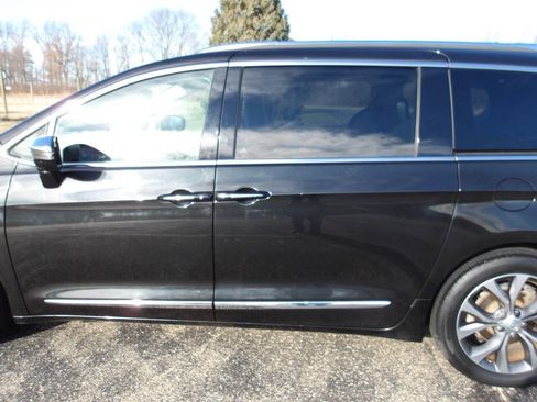 Used 2018 Chrysler Pacifica Limited w/ Tire & Wheel Group image 42