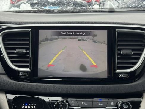 Used 2024 Chrysler Pacifica Touring-L image 4