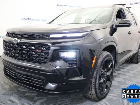 Used 2025 Chevrolet Traverse RS image 11