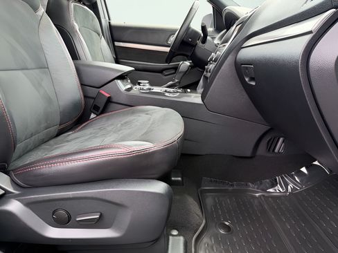 Used 2019 Ford Explorer XLT w/ Equipment Group 202A AWD/4WD image 37