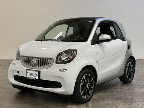 Used 2016 smart fortwo passion RWD image 3