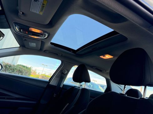 Used 2025 Hyundai Elantra SEL image 30