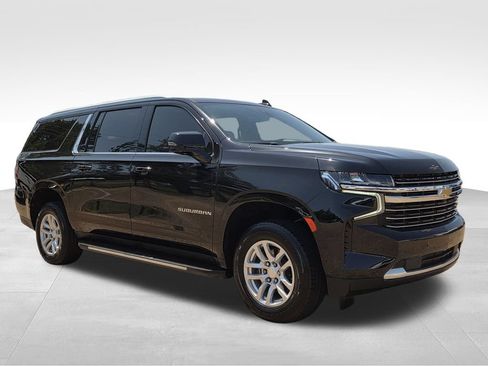 Used 2022 Chevrolet Suburban LT w/ Luxury Package RWD image 4