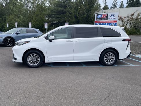 Used 2021 Toyota Sienna LE FWD image 2