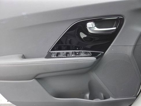 Used 2020 Kia Niro LXS image 28