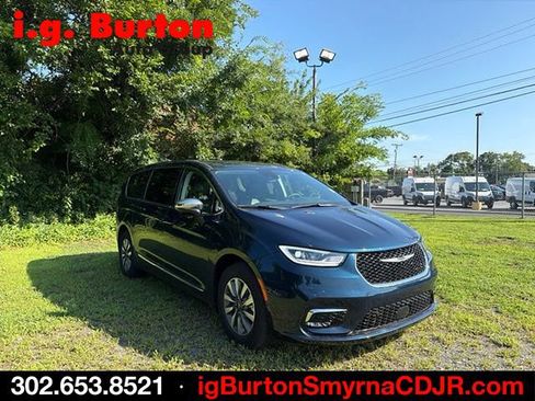 Used 2023 Chrysler Pacifica Limited FWD image 3