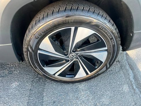 Used 2025 Volkswagen Taos SE AWD/4WD image 15