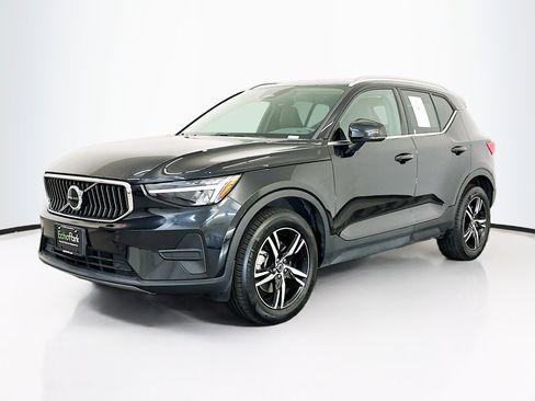 Used 2025 Volvo XC40 B5 Core image 3