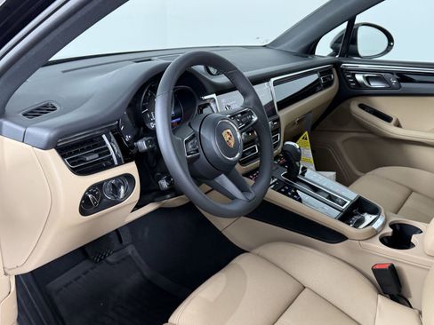 Certified 2026 Porsche Macan AWD/4WD image 4