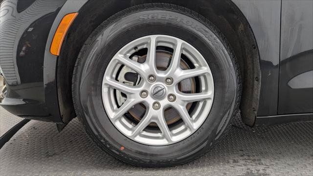 Used 2023 Chrysler Pacifica Touring-L FWD image 30