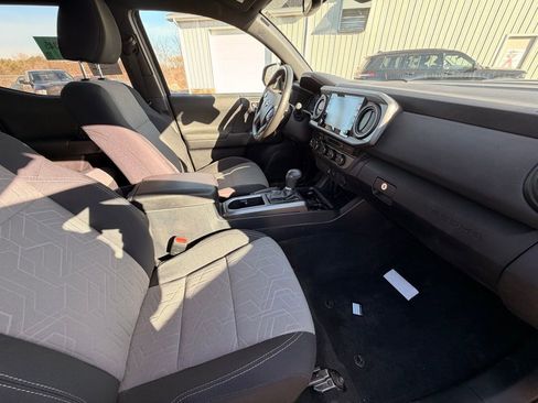 Used 2020 Toyota Tacoma TRD Sport image 4