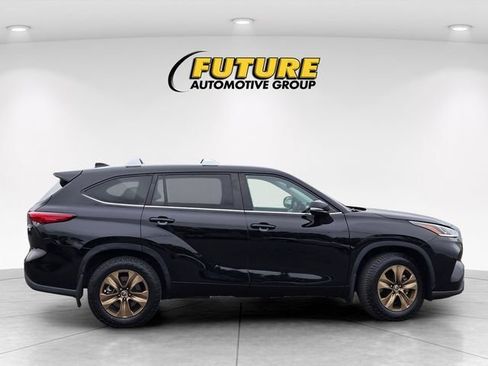 Used 2023 Toyota Highlander Bronze Edition FWD image 4