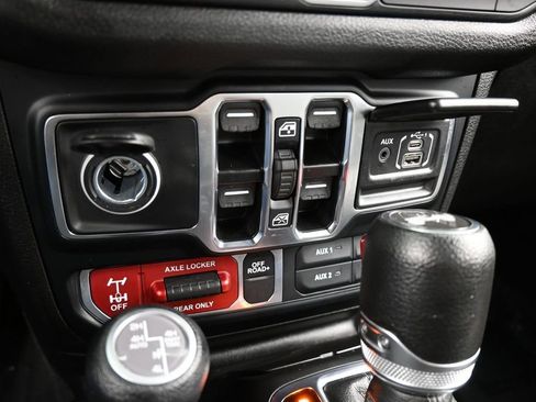 Used 2024 Jeep Wrangler Unlimited AWD/4WD image 24