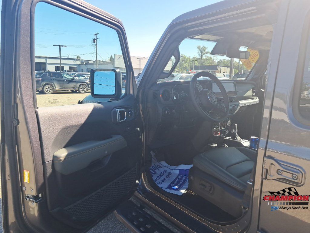 Used 2025 Jeep Gladiator Mojave AWD/4WD image 11