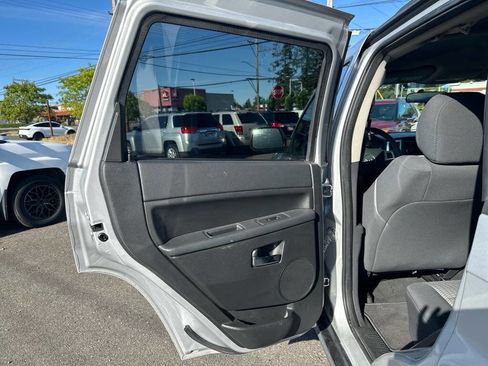 Used 2010 Jeep Grand Cherokee Laredo RWD image 18